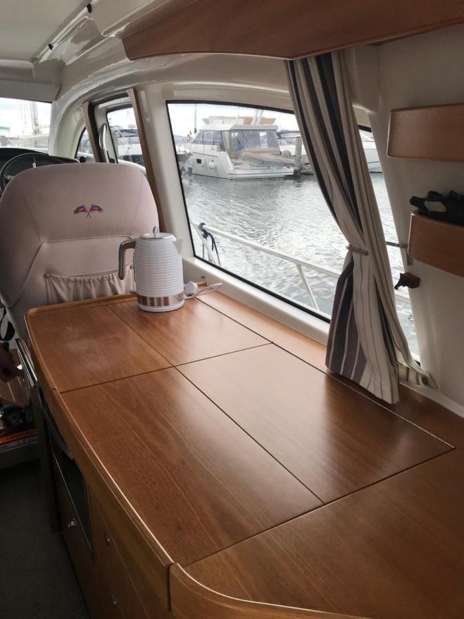 Adelphi B A Delightful 6 Berth Boat Hotel Лимингтън Екстериор снимка